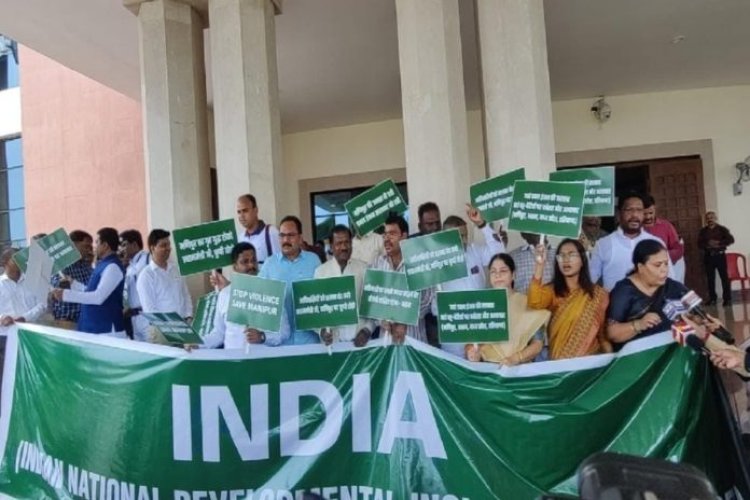 रांची : मणिपुर हिंसा के विरोध में विधानसभा के बाहर INDIA का प्रदर्शन