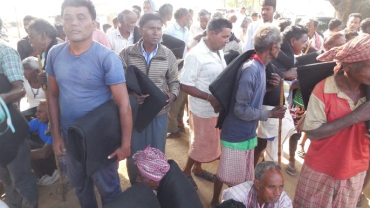 निर्धन व लाचार ग्रामीणों के बीच कंबल वितरण