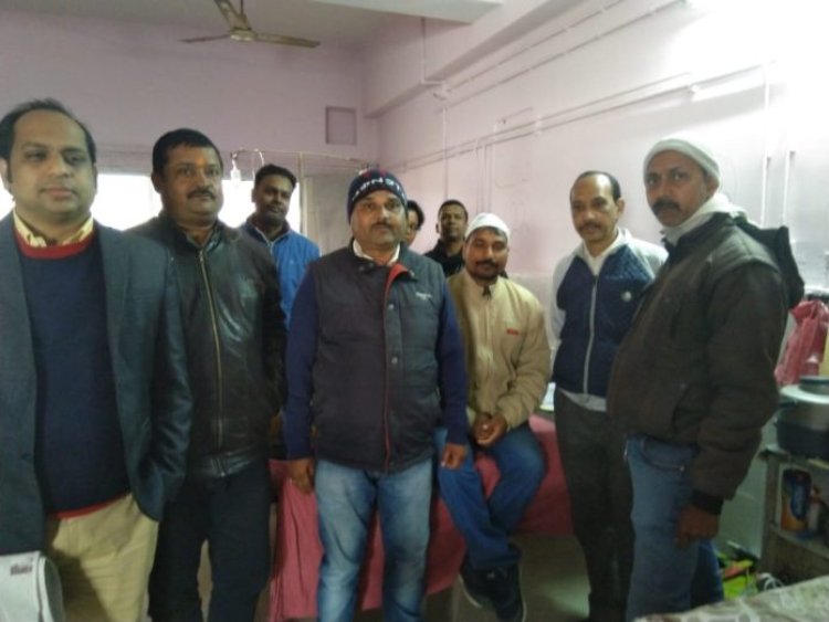 दर्जनों पत्रकार पहुंचे रिम्स, घायल पत्रकार का जाना हाल, 24 घंटे बाद रिम्स पहुंचे डीएसपी ने ली घटना की जानकारी