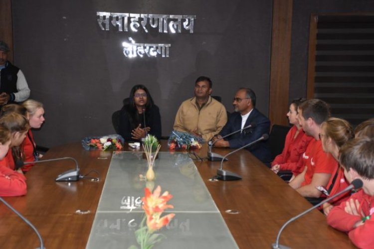 बेल्जियम से आये छात्र-छात्राओं ने उपायुक्त व पुलिस अधीक्षक से की मुलाकात, प्रशासनिक कार्यों के बारे ली जानकारी