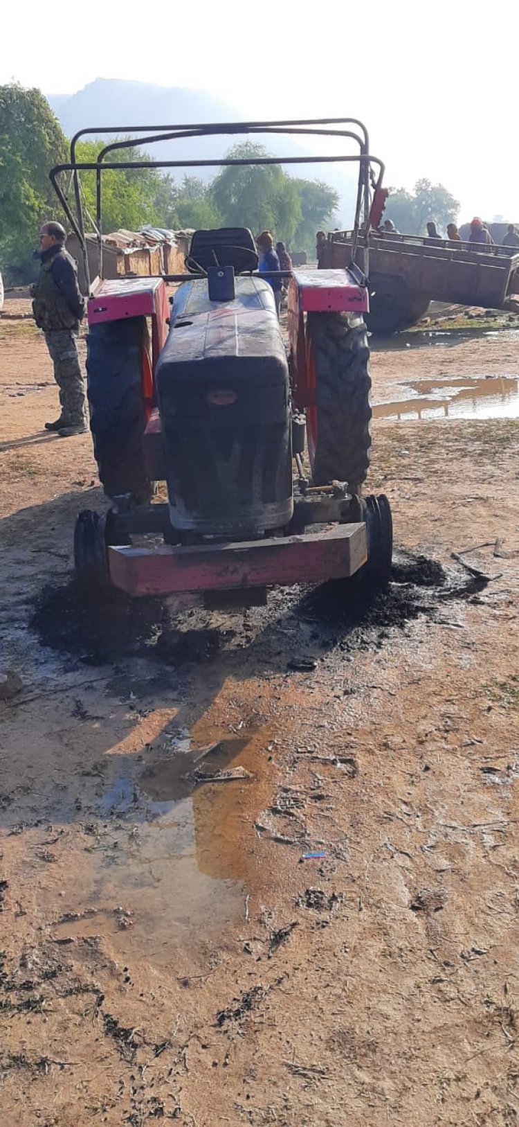 पलामू में नक्सलियों का तांडव,ट्रैक्टर को किया आग के हवाले