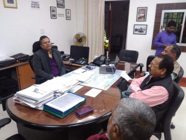 रेल यात्रियों को बेहतर सुविधाएं मुहैया कराने के लिए लक्ष्मण गिलुवा मिले चक्रधरपुर के डीआरएम सेचक्रधरपुर रेलवे मंडल में यात्री सुविधाओं में सुधार संबंधी सुझाव सहित विभिन्न मांगों को लेकर लक्ष्मण गिलुआ ने डीआरएम को एक मांग पत्र सौंपा।