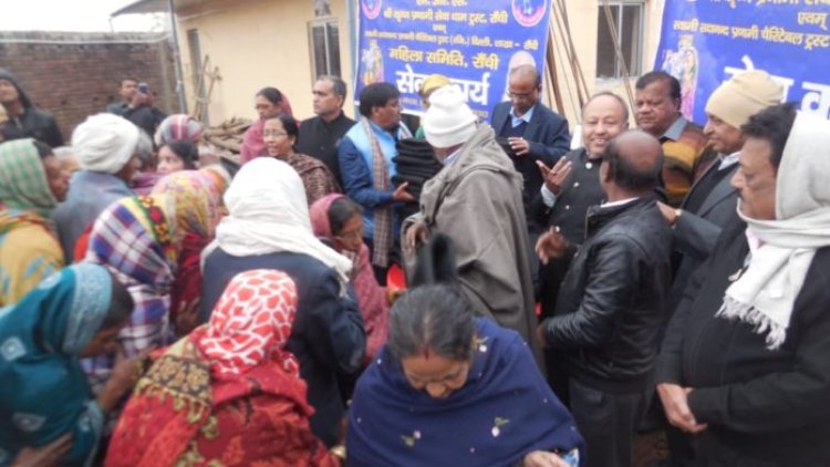 स्वामी सदानंद जी महाराज के शिष्यों ने निर्धन व लाचार बुजुर्गों संग मनाया नववर्ष,ग्रामीणों के बीच बांटें कंबल