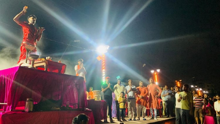 स्वामी विवेकानंद सरोवर के तट पर भव्य गंगा आरती का हुआ आयोजन