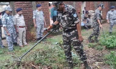 15 लाख के इनामी नक्सली मार्टिन के घर पुलिस पहुँची, कहा सरेंडर कर दो वरना...........