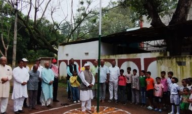 पूर्व केंद्रीय मंत्री सुबोधकांत सहाय के आवासीय कार्यालय पर झंडोत्तोलन