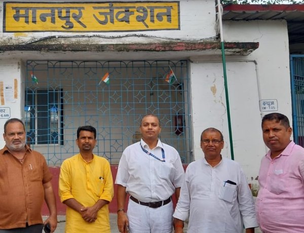 भाजपा नेता प्रमोद चौधरी ने रेल यात्रियों की समस्याओं को देखते हुए मानपुर स्टेशन को और बेहतर एवं सुविधायुक्त स्टेशन बनाने हेतु निम्न बिंदुओं ध्यान आकृष्ट कर पदाधिकारी को सुझाव पत्र दिया