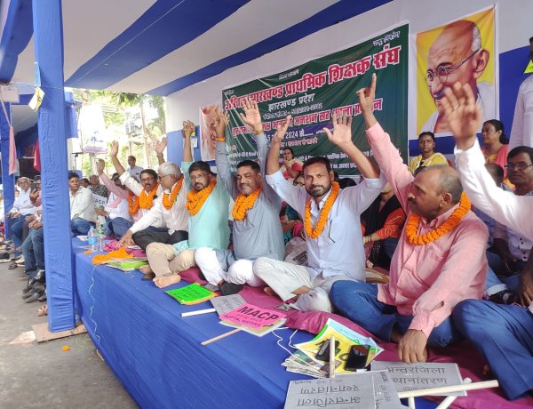  मुख्यमंत्री के समक्ष तीन सूत्री मांगों को लेकर हजारों प्रारंभिक शिक्षक बारिश में भी डटे  रहे