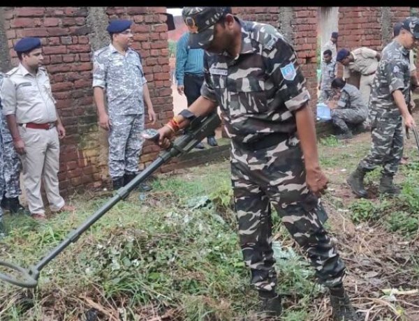 15 लाख के इनामी नक्सली मार्टिन के घर पुलिस पहुँची, कहा सरेंडर कर दो वरना...........