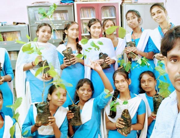 सोनुलाल वर्णवाल प्रो. कन्या+2 विद्यालय में छात्राओं को पौधा देकर शपथ दिलवाया व पर्यावरण के प्रति बच्चो को जागरूक किया