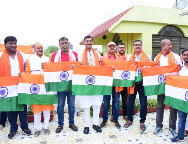 हमारा तिरंगा त्याग, निष्ठा और शांति का प्रतीक: संजय सेठ