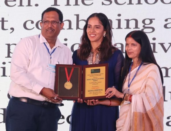 ब्राइट एंजेल्स प्ले स्कूल को मिला अग्रणी प्ले स्कूल का पुरस्कार 