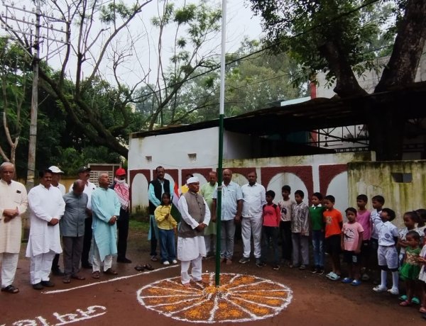 पूर्व केंद्रीय मंत्री सुबोधकांत सहाय के आवासीय कार्यालय पर झंडोत्तोलन