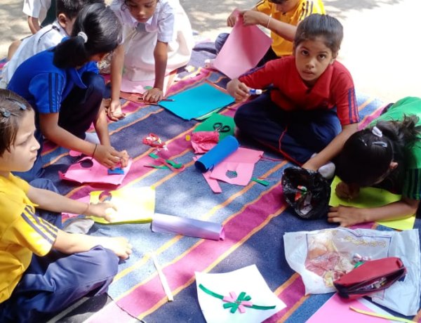 नौनीहालों ने बनाई आकर्षक राखियाँ