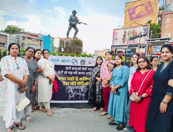 कोलकाता में महिला चिकित्सक के साथ दुष्कर्म व हत्या की घटना के विरोध में जेसीआई रांची उड़ान ने निकाला कैंडल मार्च