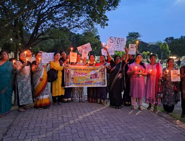 कोलकाता की डॉक्टर बेटी के साथ दुष्कर्म और हत्या के विरोध में झारखंड प्रदेश वीरांगना ने किया कैंडल मार्च