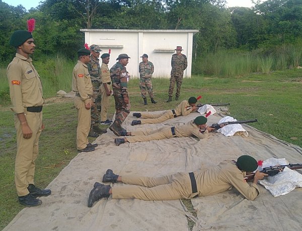 लौंग रेंज में कैडेटों को कराया फायरिंग का अभ्यास