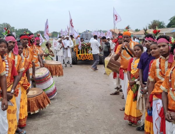 स्वर्वेद शोभायात्रा निकालकर विहंगमयोगियों ने किया संत विज्ञानदेव महाराज का स्वागत