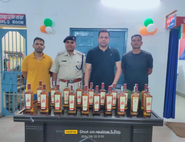 हटिया स्टेशन पर आरपीएफ ने शराब कि बोतलों को जब्त किया