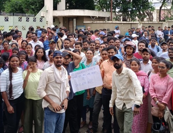 आक्रोशित छात्रों ने जैक कार्यालय का किया घेराव