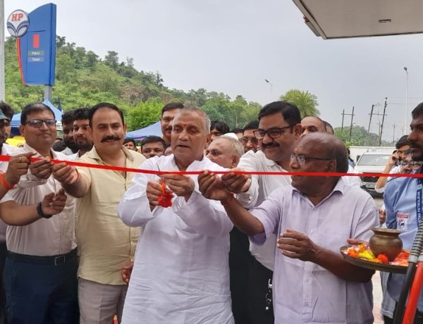 सीएनजी पंप का पूर्व मंत्री ने किया उद्घाटन, लोगों को होगी सुविधा