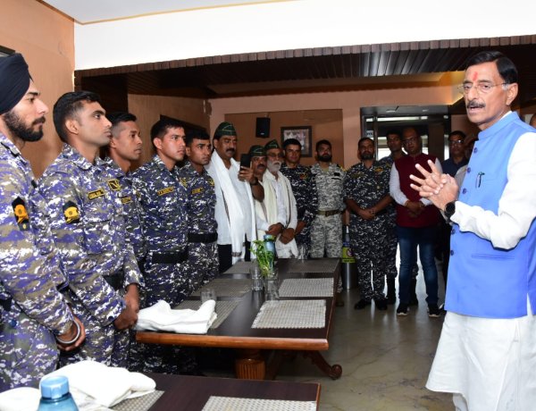 ऑपरेशन चांडिल की सफलता के बाद नौसेना दल को रक्षा राज्य मंत्री ने किया सम्मानित