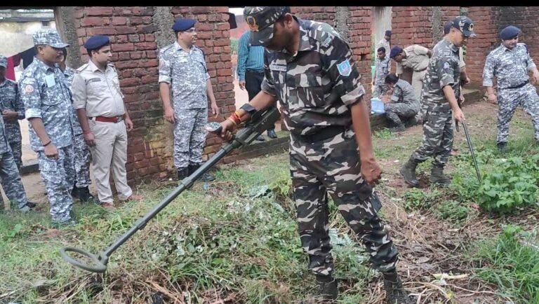 15 लाख के इनामी नक्सली मार्टिन के घर पुलिस पहुँची, कहा सरेंडर कर दो वरना...........