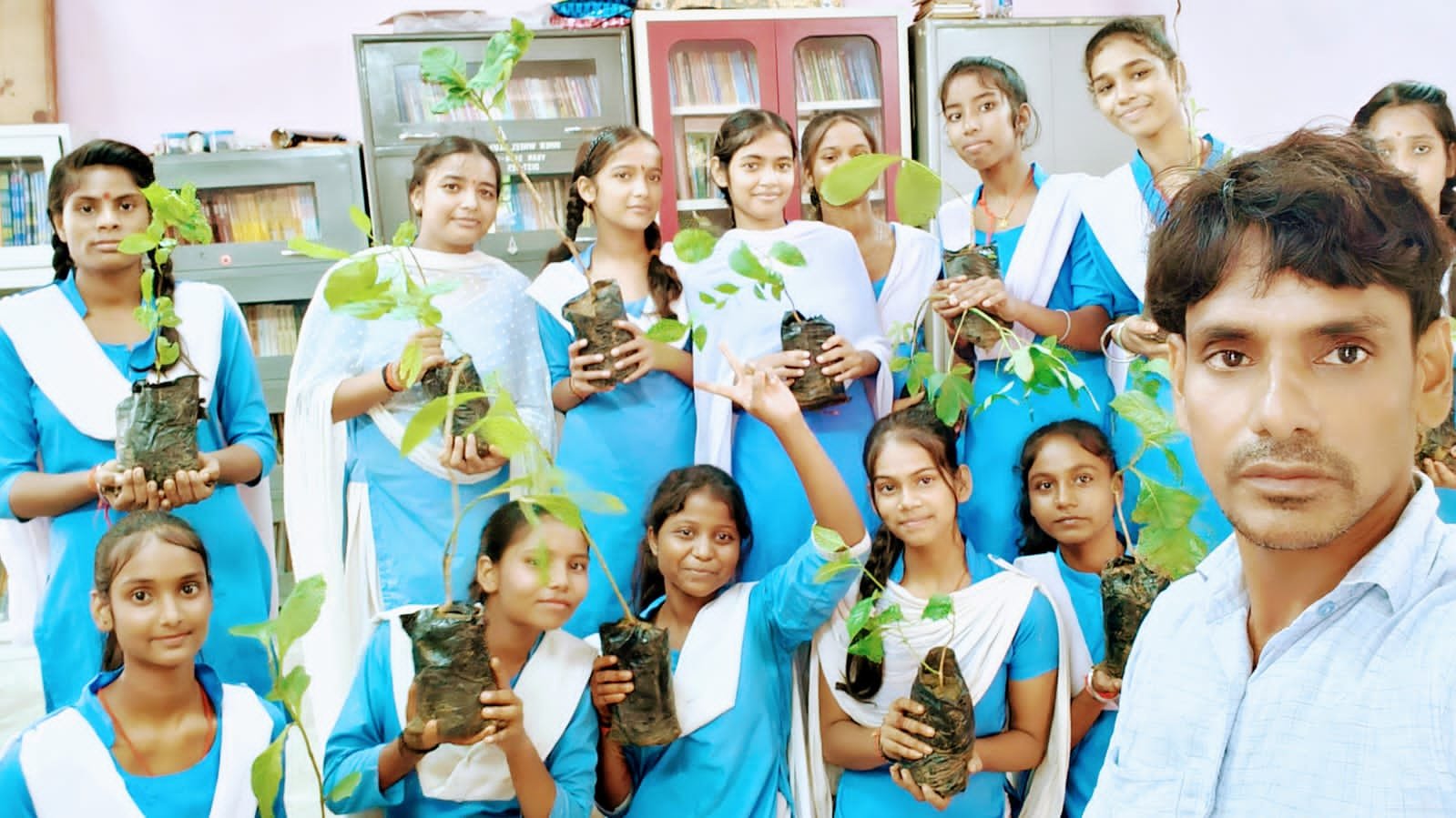 सोनुलाल वर्णवाल प्रो. कन्या+2 विद्यालय में छात्राओं को पौधा देकर शपथ दिलवाया व पर्यावरण के प्रति बच्चो को जागरूक किया