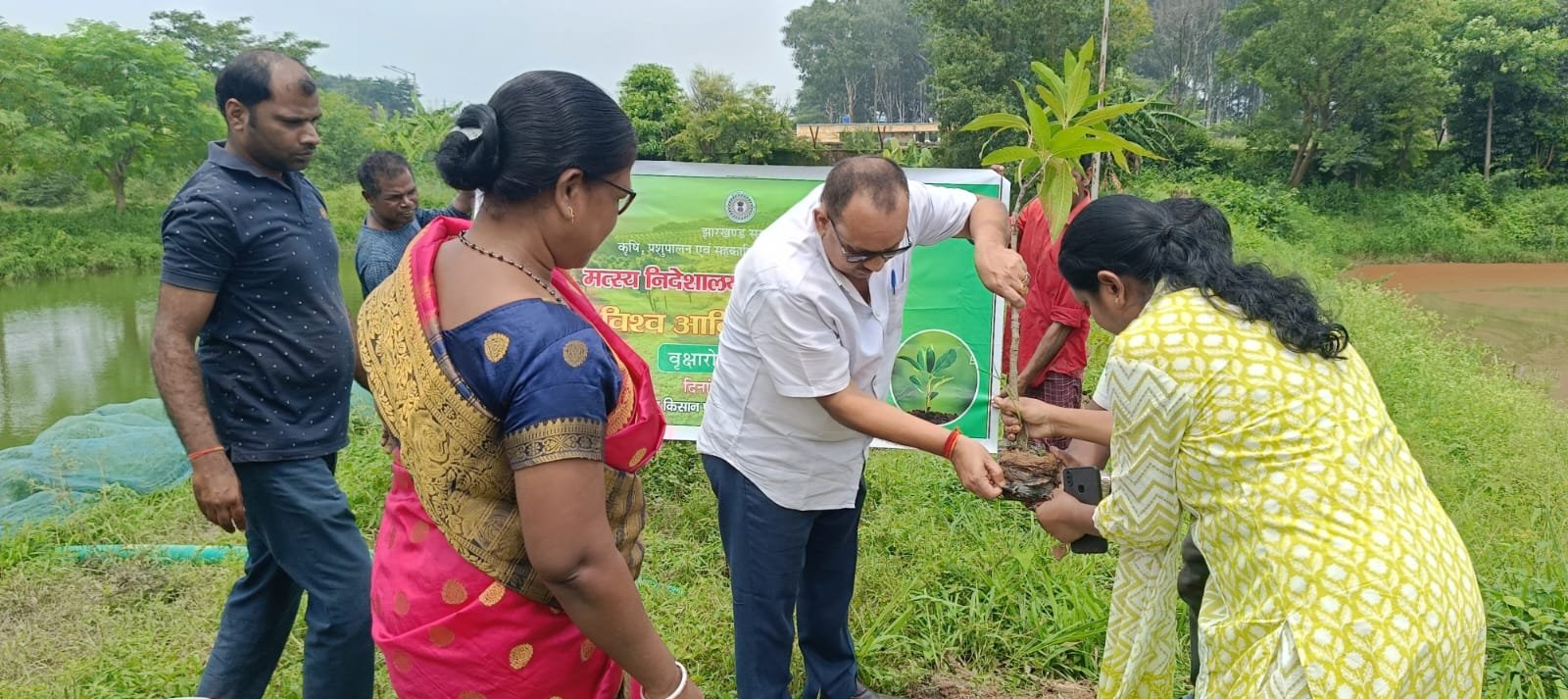 पौधे हमें जीवनदायिनी ऑक्सीजन देते हैं, इसकी रक्षा जरूरी : डॉ.एचएन द्विवेदी