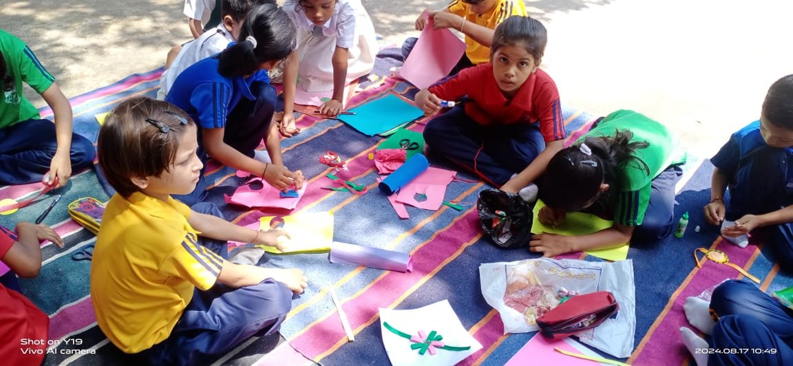 नौनीहालों ने बनाई आकर्षक राखियाँ