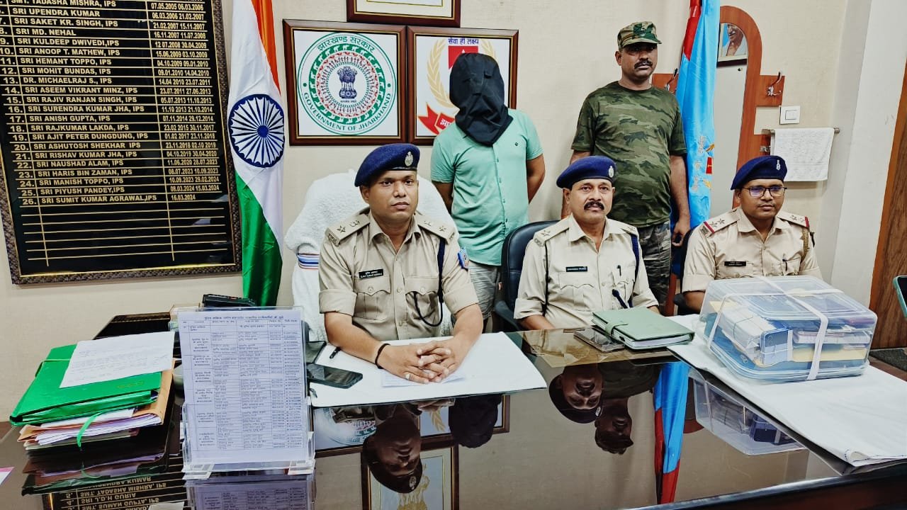 टोल फ्री नंबर का इस्तेमाल कर ठगते थे पैसे, 24 मोबाइल के साथ पुलिस ने दबोचा