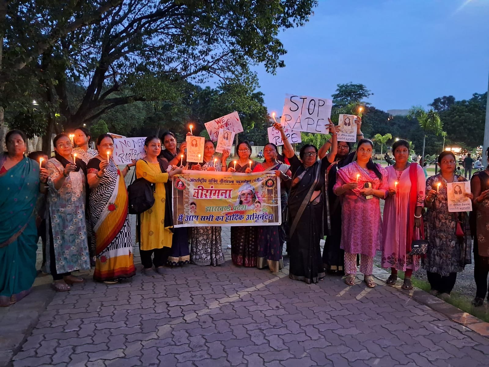 कोलकाता की डॉक्टर बेटी के साथ दुष्कर्म और हत्या के विरोध में झारखंड प्रदेश वीरांगना ने किया कैंडल मार्च