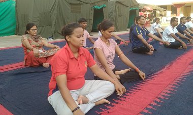 आर्ट ऑफ लिविंग के स्वामी परमतेज ने एनसीसी कैडेटों को कराया योग