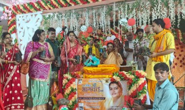 पितृपक्ष मेला में पिण्डानियों को विगत कई वर्षों से पर्यावरण संतुलन हेतु बिपिन बिहारी अपने निजी खर्च से पौधों का करते है वितरण