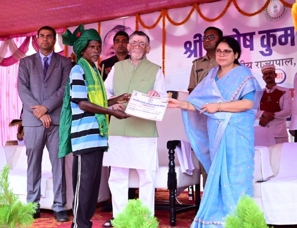 राज्यपाल पहुँचे सरायकेला-खरसावां, सरकारी योजनाओं को लेकर जनता से की बात