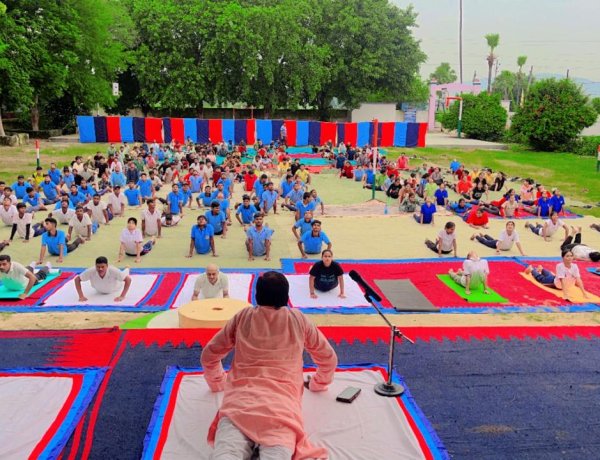 एनसीसी कैडेटों को कराया गया योगाभ्यास