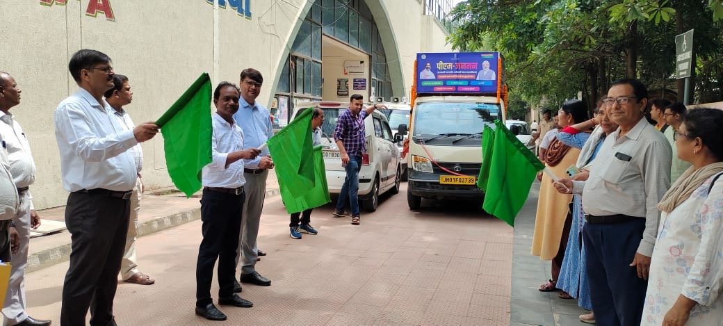 समाहरणालय परिसर से किया गया पीएम जनमन जागरुकता वाहन  रवाना 