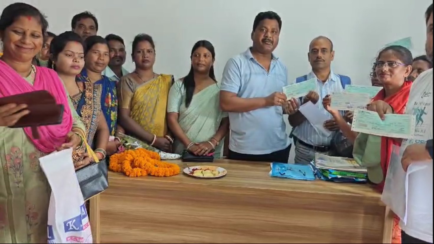 विधायक ने लाभार्थियों को मुख्यमंत्री चिकित्सा अनुदान की राशि सौंपी