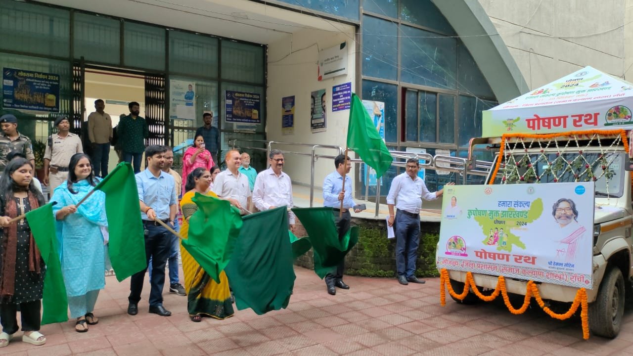 उपायुक्त ने हरी झंडी दिखाकर किया पोषण रथ रवाना