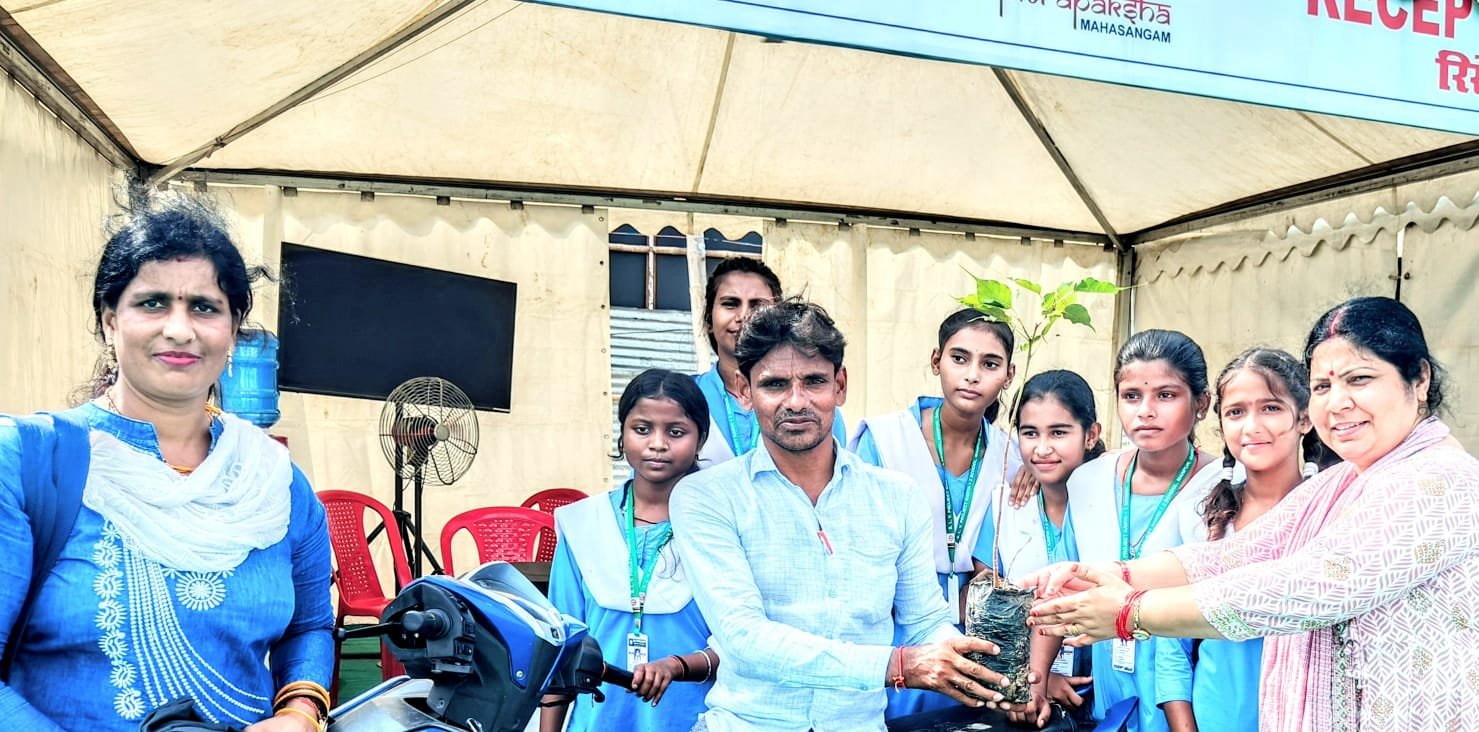 "वृक्ष हमारे मित्र" जन जागरूकता अभियान के तहत  देश, विदेश से आएं पिण्डानियों के बीच आपने निजी‌ खर्चो से बिपिन विगत कई वर्षों से पौधों का कर रहे है वितरण