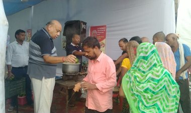 डालमिया परिवार ने पिंडदानियो के बीच फल और चाय बिस्किट का वितरण