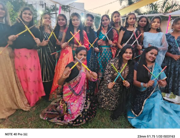 डांडिया कार्यक्रम में जमकर झूमे विद्यार्थी