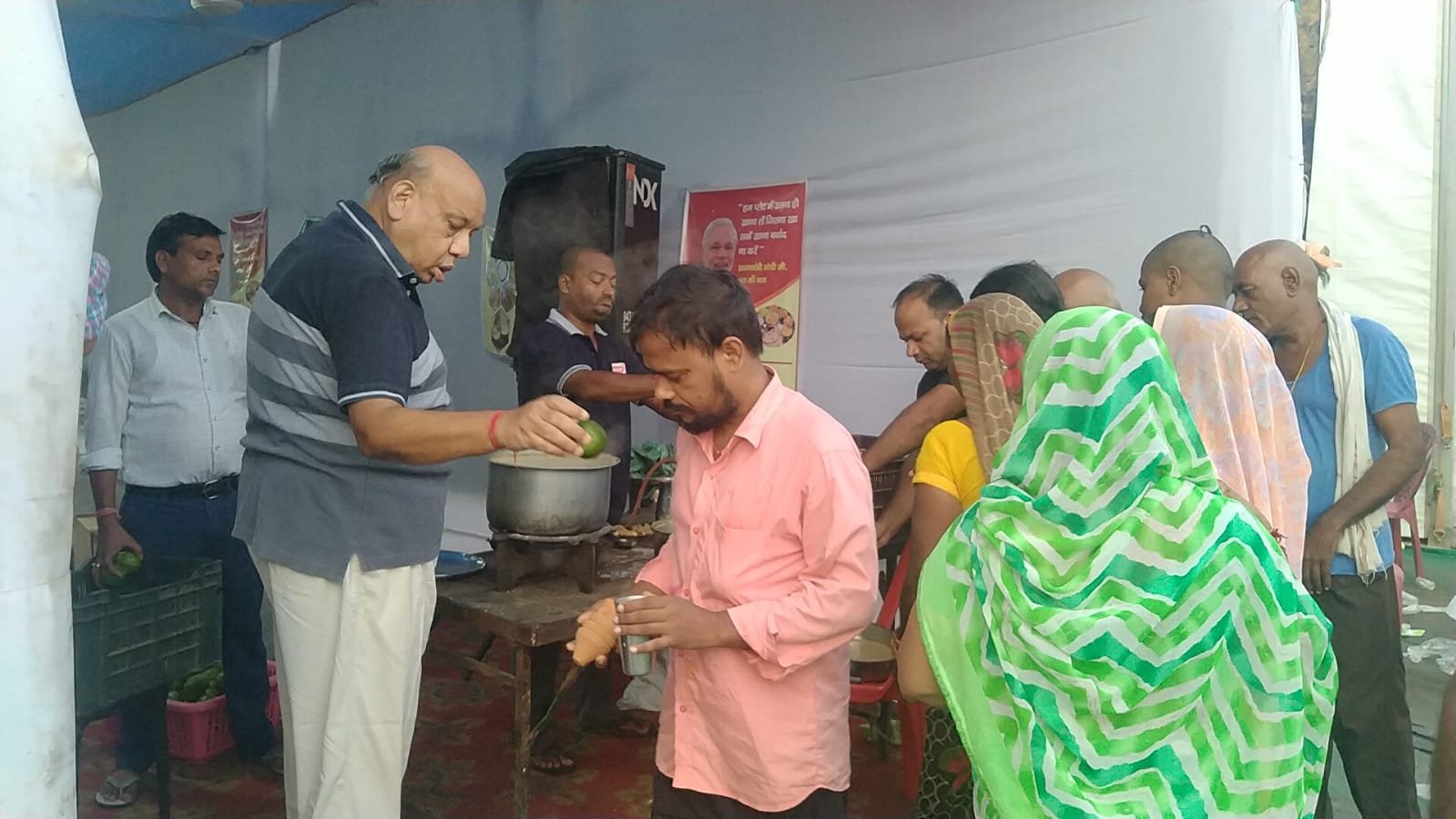 डालमिया परिवार ने पिंडदानियो के बीच फल और चाय बिस्किट का वितरण