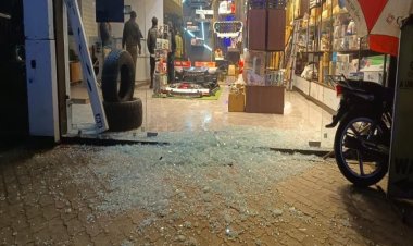 शोरूम पर अपराधियों ने की ताबड़तोड़ फायरिंग, पुलिस छानबीन में जुटी