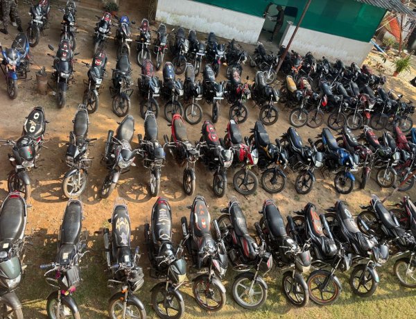 चोरी की इतनी गाड़ियाँ देखकर पुलिस भी हैरान रह गई, 4 अभियुक्त गिरफ्तार