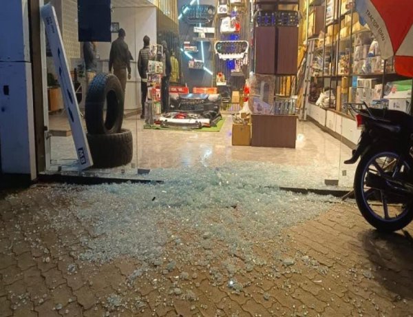 शोरूम पर अपराधियों ने की ताबड़तोड़ फायरिंग, पुलिस छानबीन में जुटी