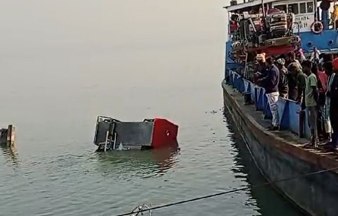 फायर ब्रिगेड की गाड़ी गंगा में डूबी, चालक लापता