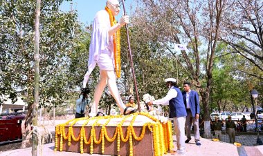 मुख्यमंत्री हेमन्त सोरेन ने राष्ट्रपिता महात्मा गांधी को दी भावपूर्ण श्रद्धांजलि,  2 मिनट का मौन रखा 