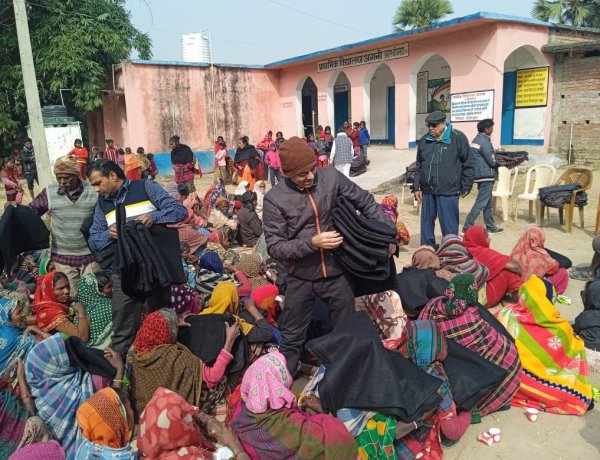 जरूरतमंदों के बीच कंबल का किया गया वितरण