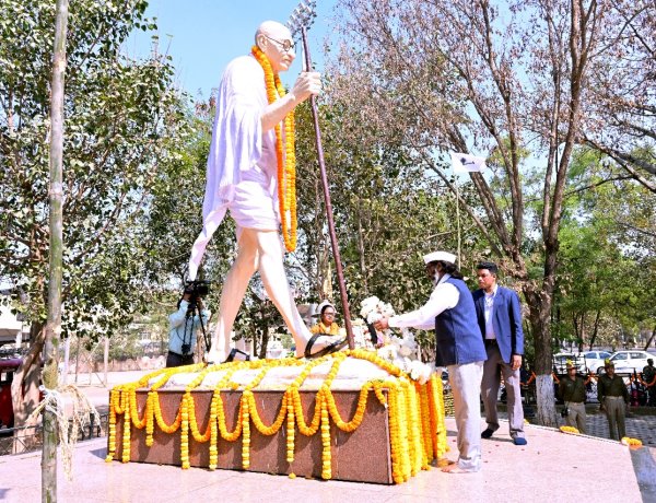 मुख्यमंत्री हेमन्त सोरेन ने राष्ट्रपिता महात्मा गांधी को दी भावपूर्ण श्रद्धांजलि,  2 मिनट का मौन रखा 